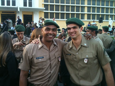 軍隊の制服を着たアンデルソン・ロドリゲス軍曹とヴィニシウス・シケイラ軍曹 Vinicius Mendes de Siqueira 