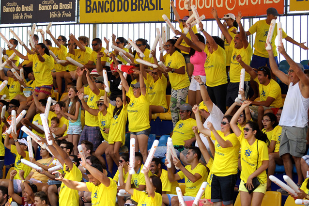 ブラジル銀行のマークの入った黄色い応援シャツはバレーの会場には欠かせない 撮影　Paulo Frank/CBV